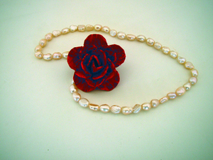 190122gayoshitohagiredetsukurubrooch.jpg